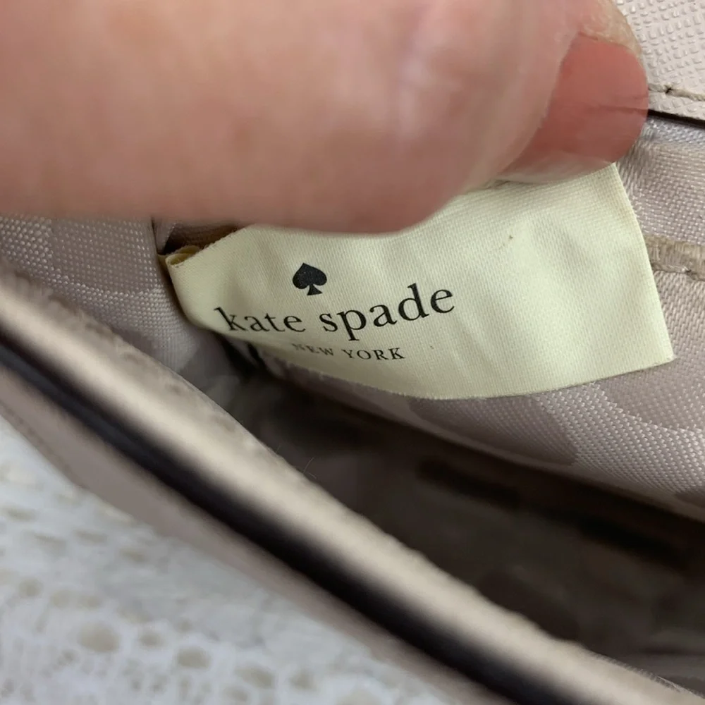 Kate Spade Creme Saffiano Leather Crossbody Bag Gold chain strap Flap snap close - Picture 8 of 15